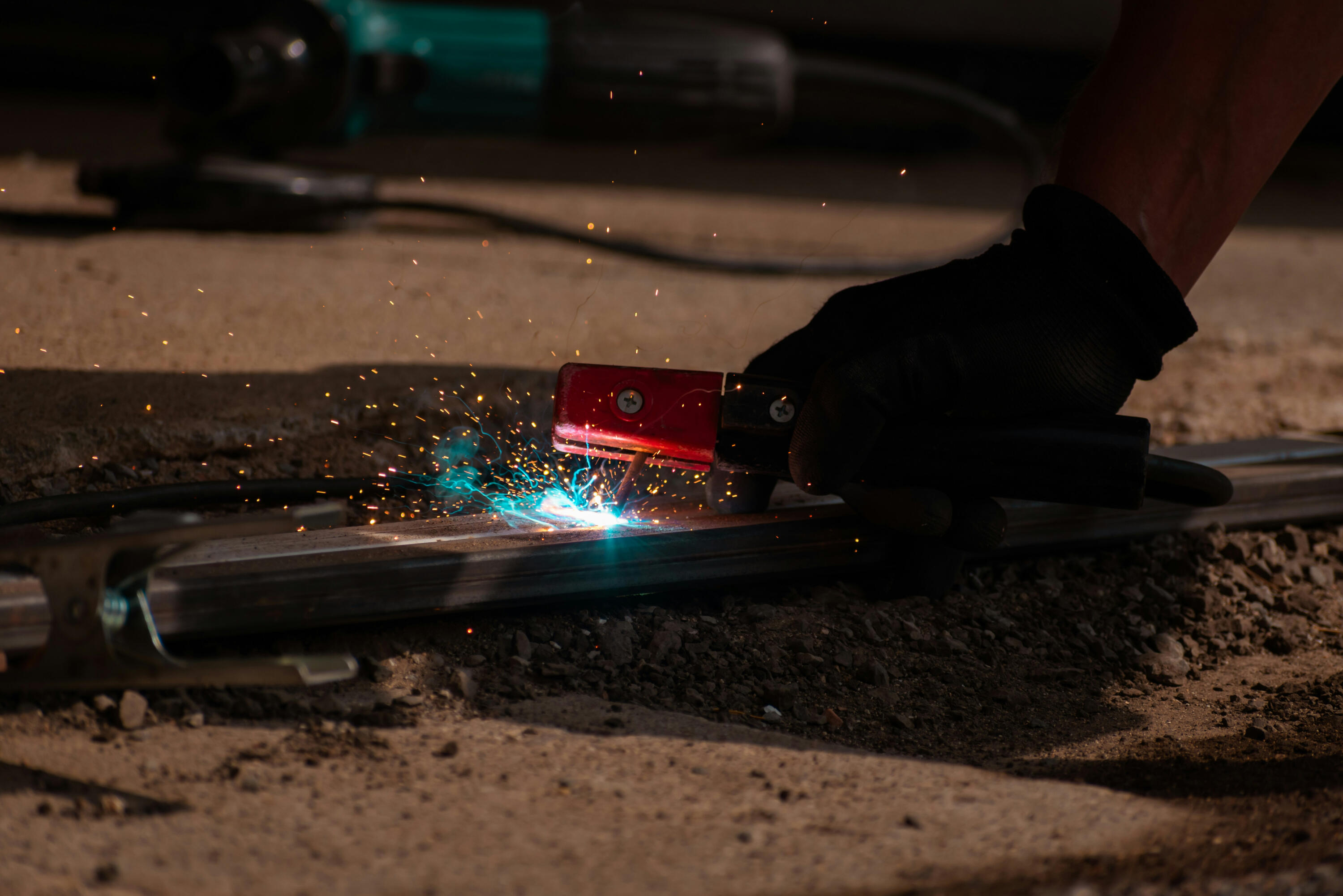 Ankara’da yüksek taşıma kapasiteli, endüstriyel alanda kullanılan çelik asma kat sisteminin montajı ve yapısal çelik taşıyıcıları.