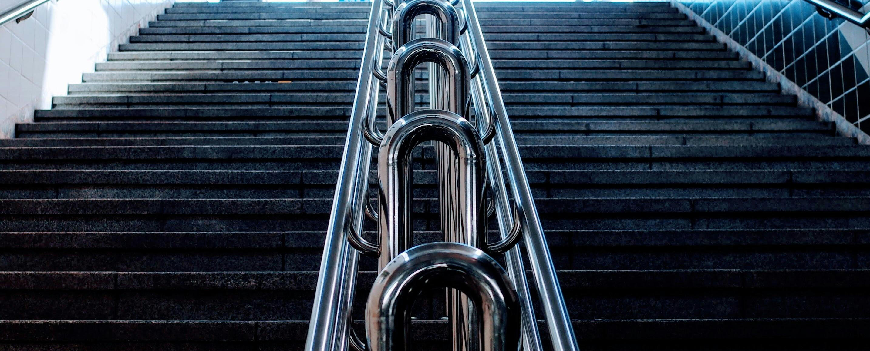 Özel tasarım paslanmaz çelikten imal edilmiş modern korkuluk veya dekoratif metal mobilya projesi.